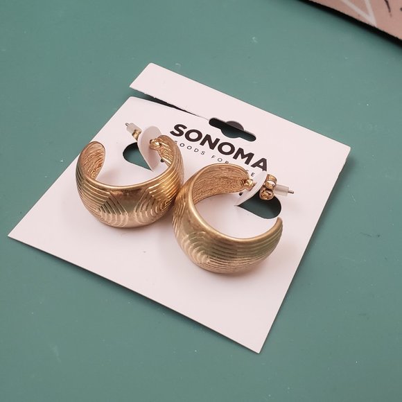 Sonoma, NWT, Gold tone, 3/4 thick hoop, aztec swirl, pierced earrings - Picture 1 of 11